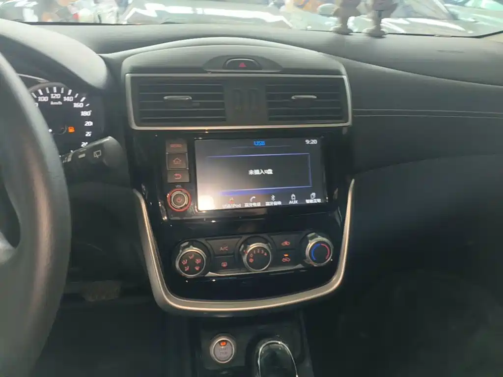Nissan Tiida 2017 — фото 13