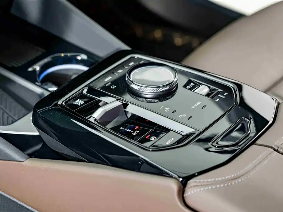 BMW 5 Series 2024 — фото 11