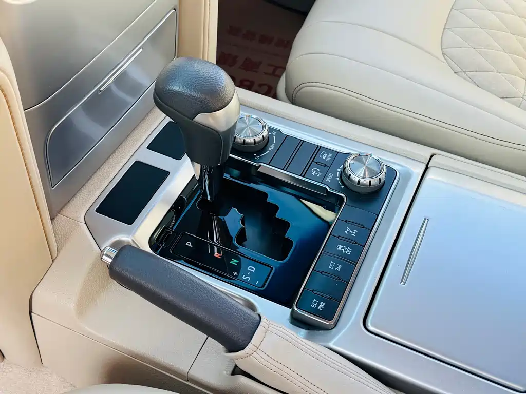Toyota Land Cruiser 2020 — фото 16