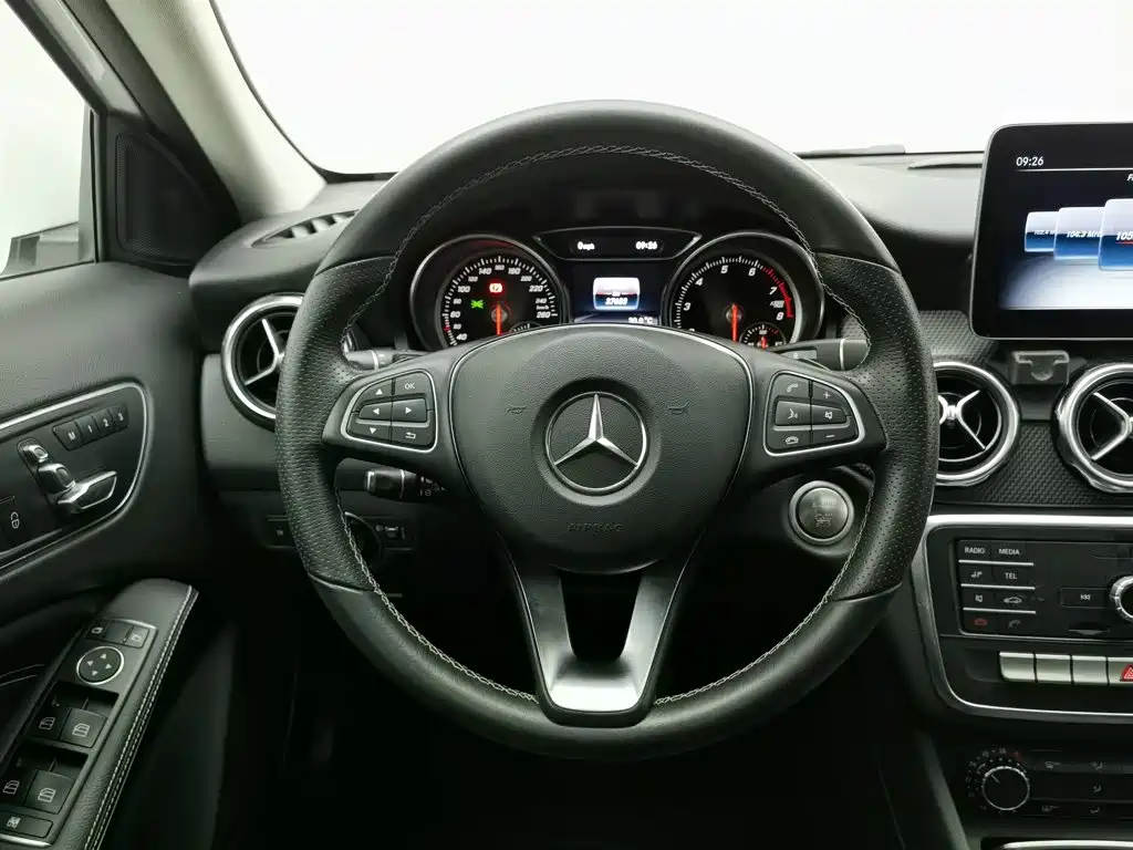 Mercedes-Benz GLA 2018 — фото 11