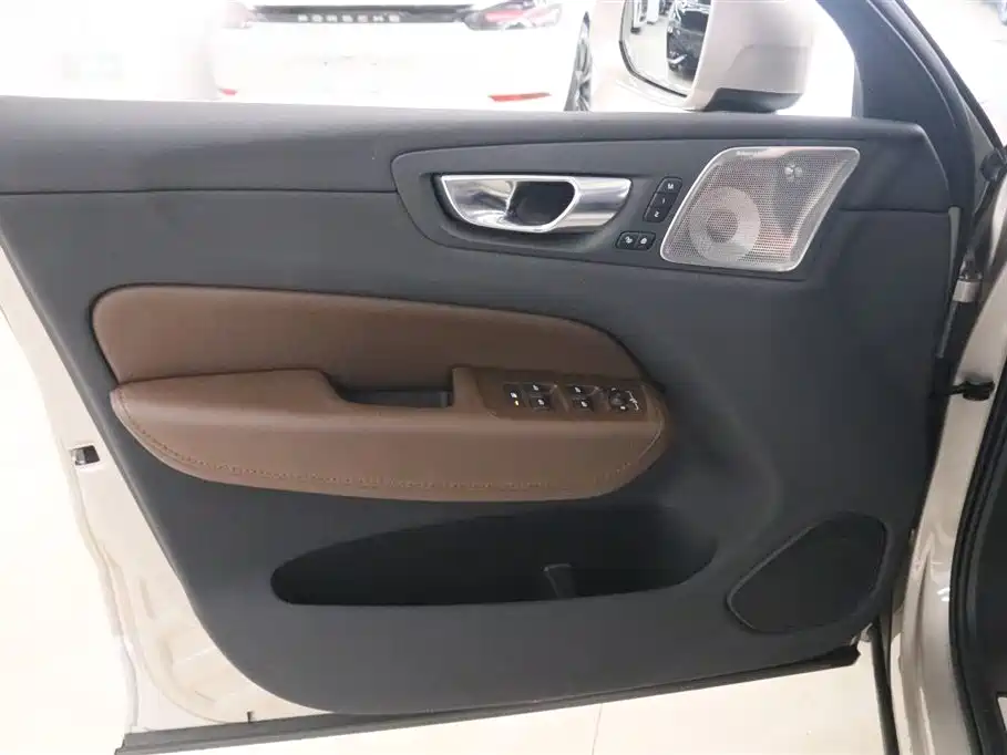 Volvo XC60 PHEV 2024 — фото 10