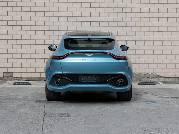 Aston Martin DBX 2022