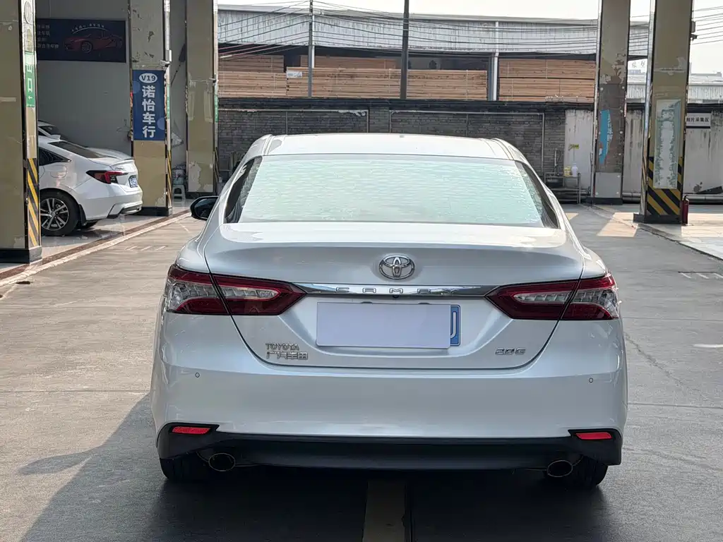 Toyota Camry 2018 — фото 12
