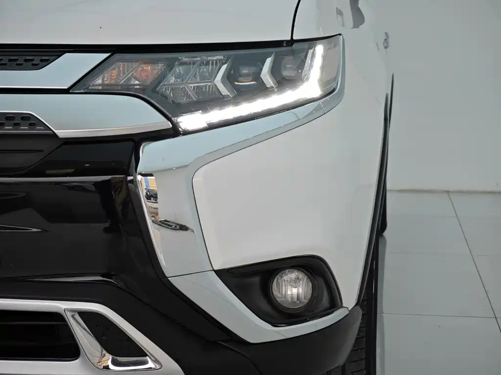 Mitsubishi Outlander 2020 — фото 12