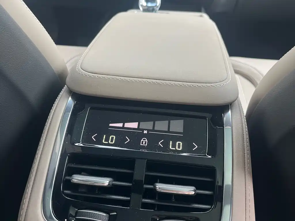 Volvo XC90 Plug-In Hybrid 2025 — фото 11