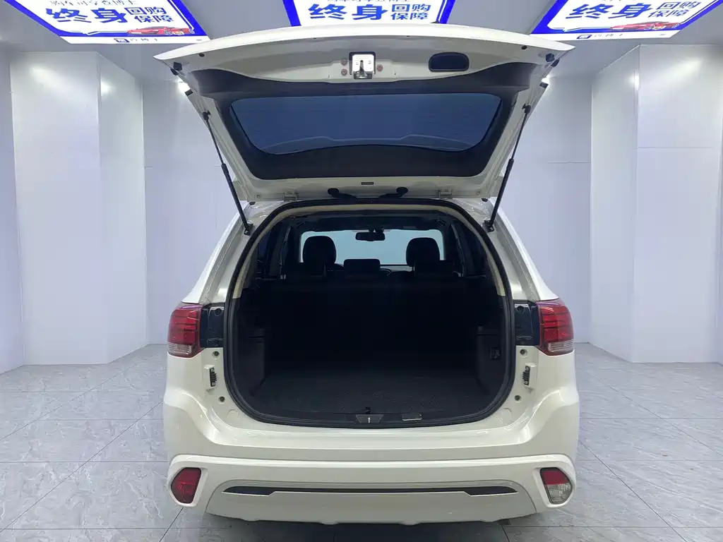 Mitsubishi Outlander 2022 — фото 23