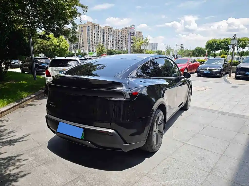 Tesla Model Y 2026 — фото 13
