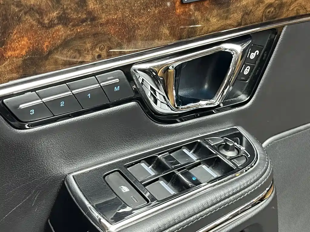 Jaguar XJ 2015 — фото 13