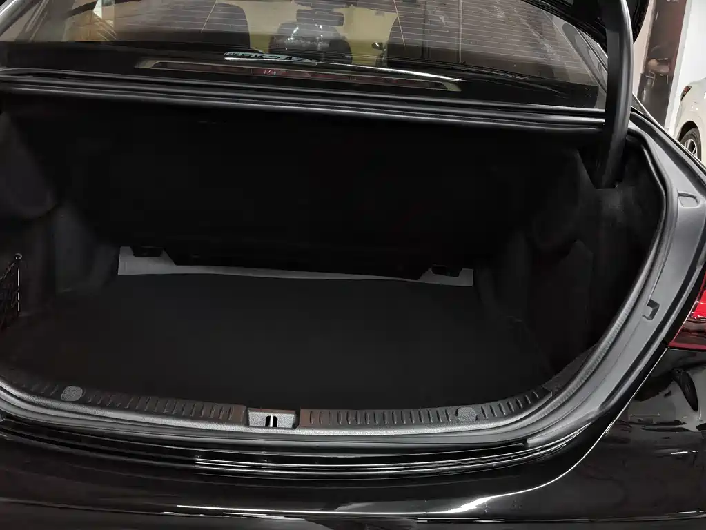 Mercedes-Benz E-Class 2023 — фото 16