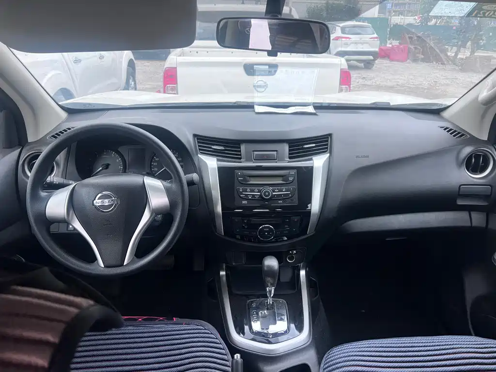 Nissan Navara 2018 — фото 15