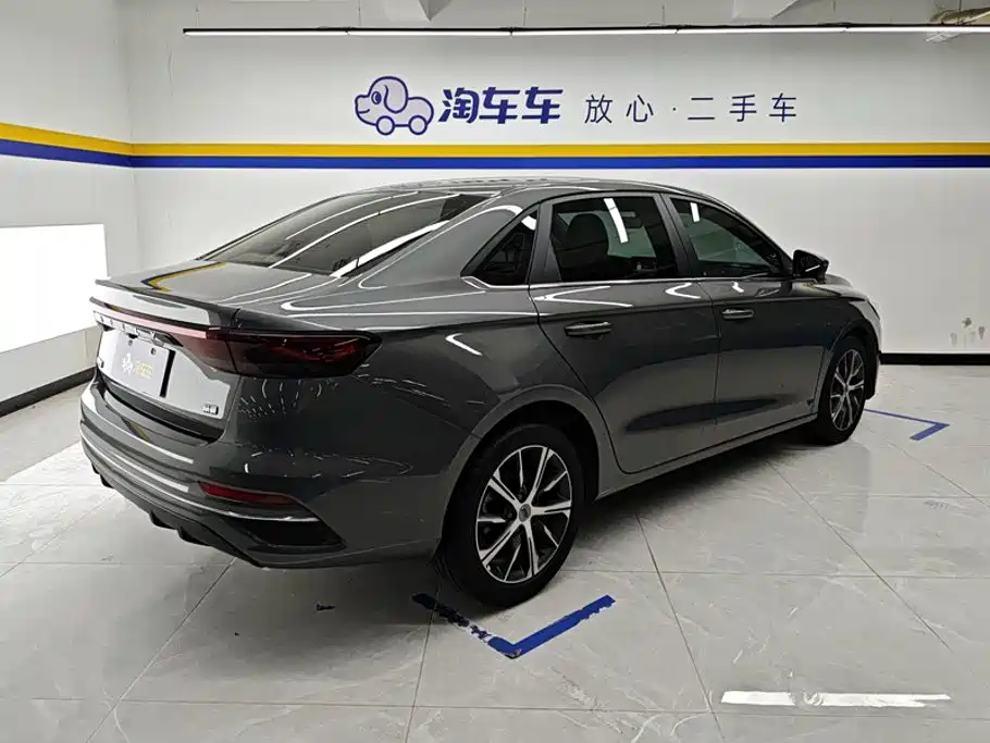 Geely Emgrand 2022