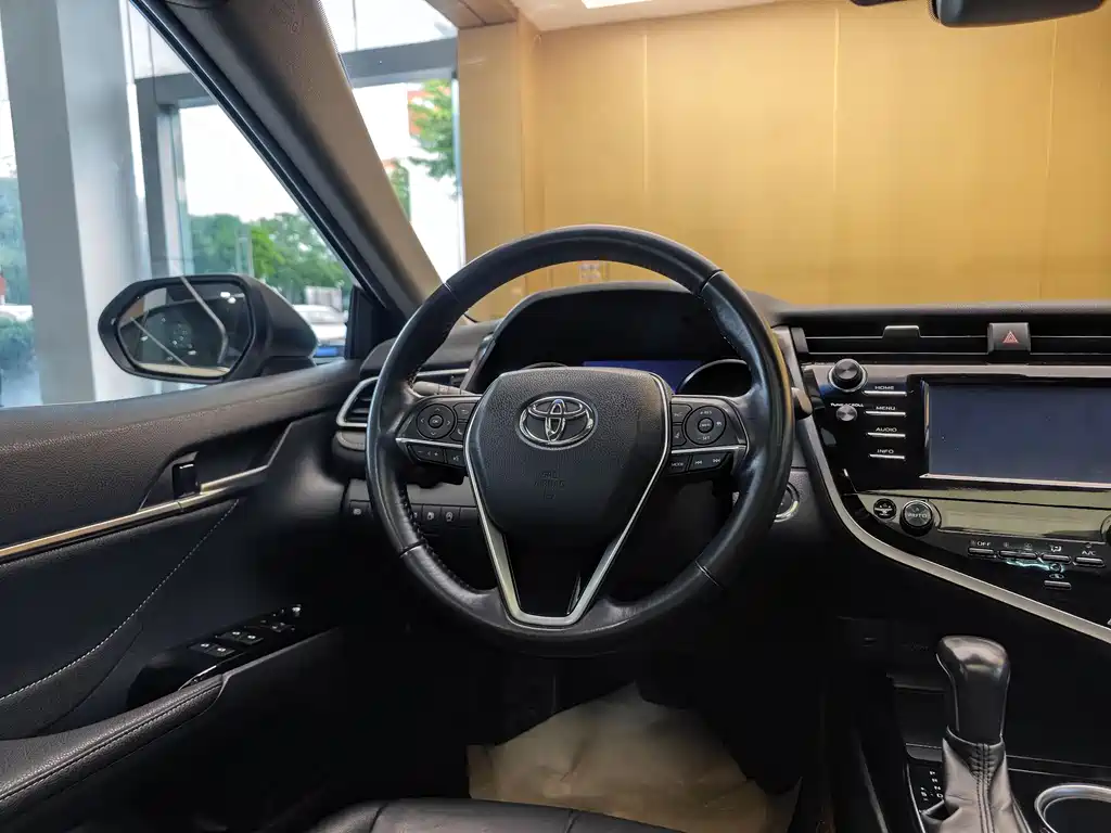 Toyota Camry 2018 — фото 16