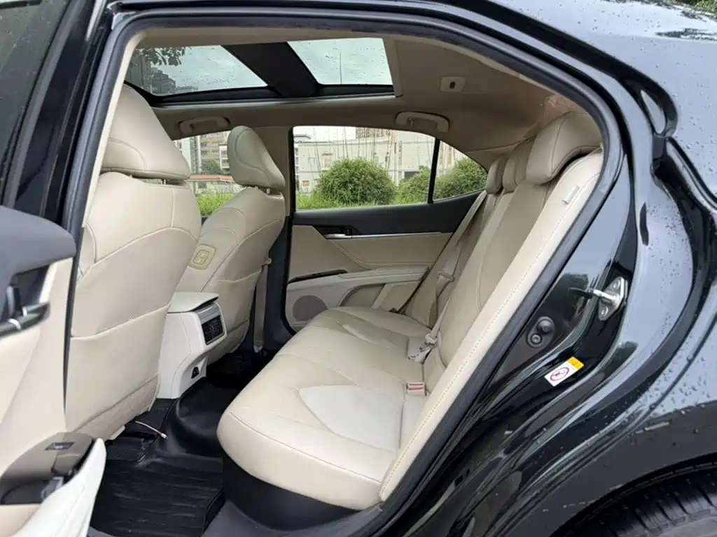 Toyota Camry 2018 — фото 17