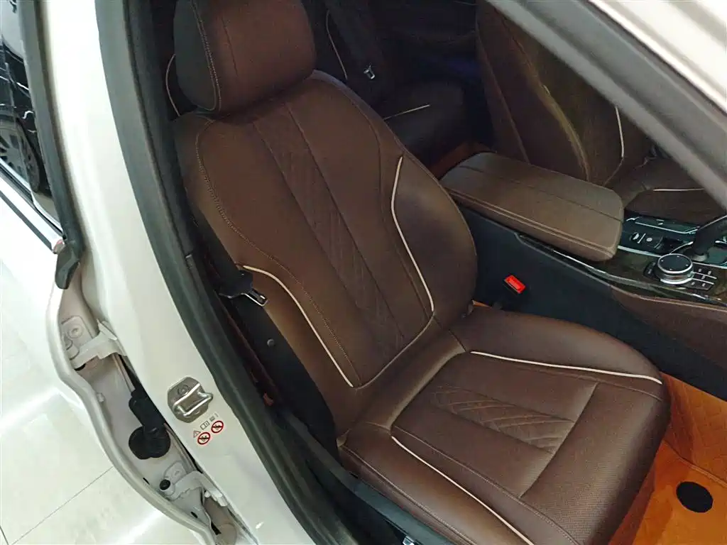 BMW 5 Series 2022 — фото 16