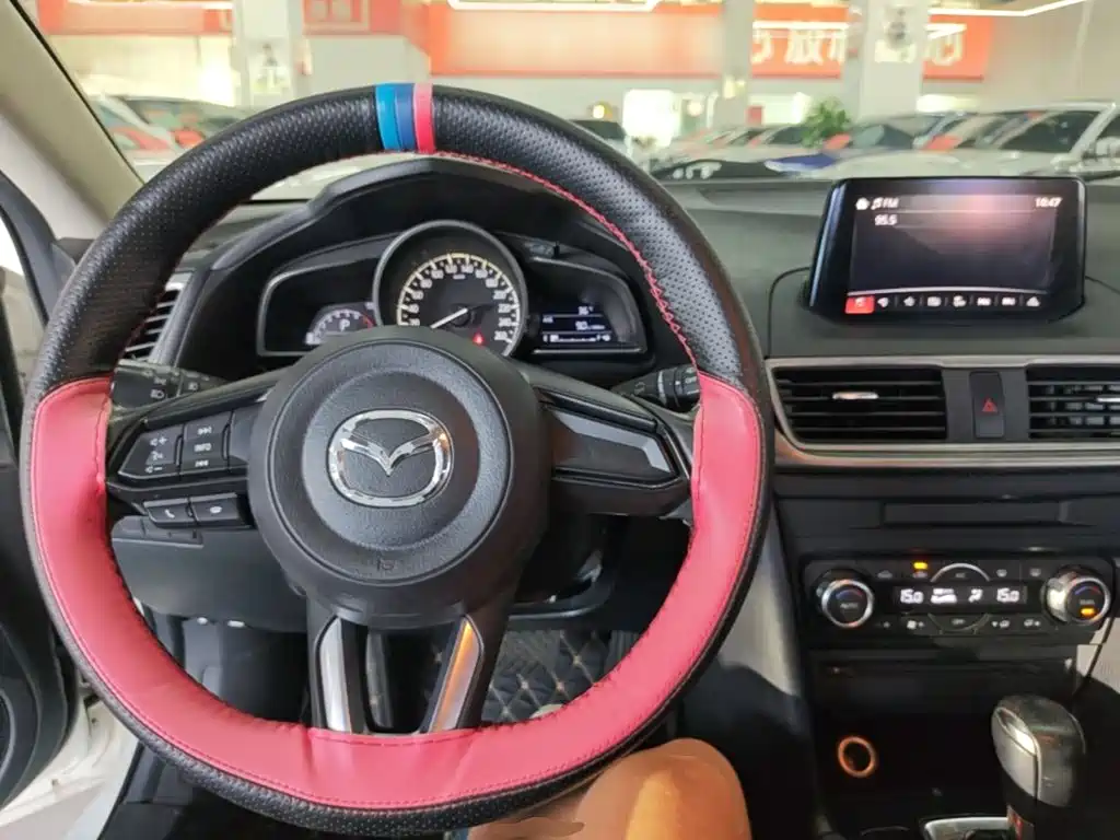Mazda 3 Axela 2017 — фото 10