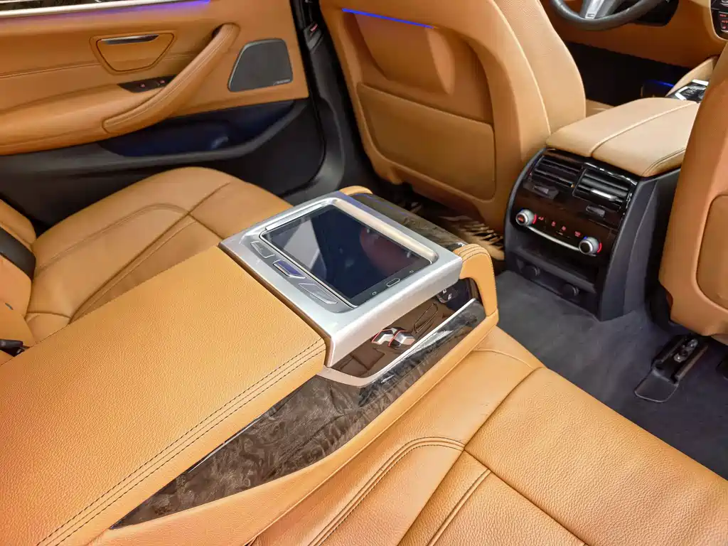 BMW 5 Series 2018 — фото 11