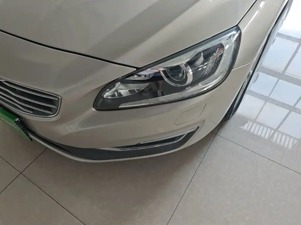 Volvo S60 2017 — фото 24
