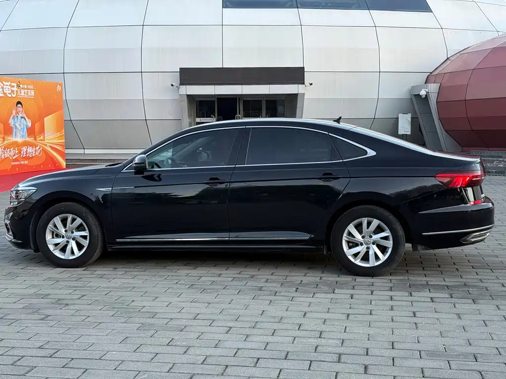 Volkswagen Passat Plug-In Hybrid 2020 — фото 8