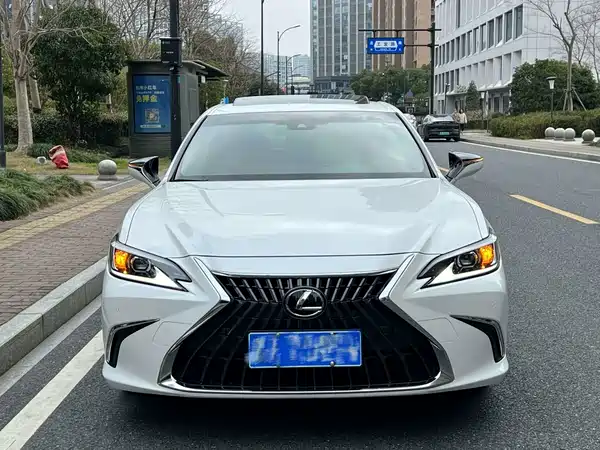 Lexus ES 2024