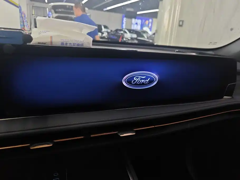 Ford Edge 2023 — фото 13