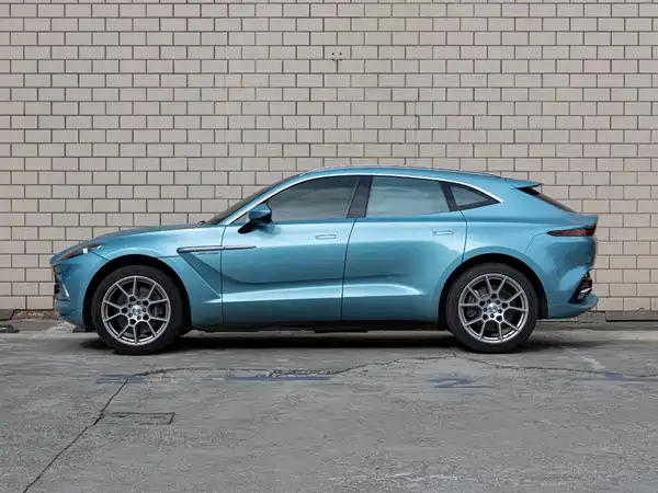 Aston Martin DBX 2022