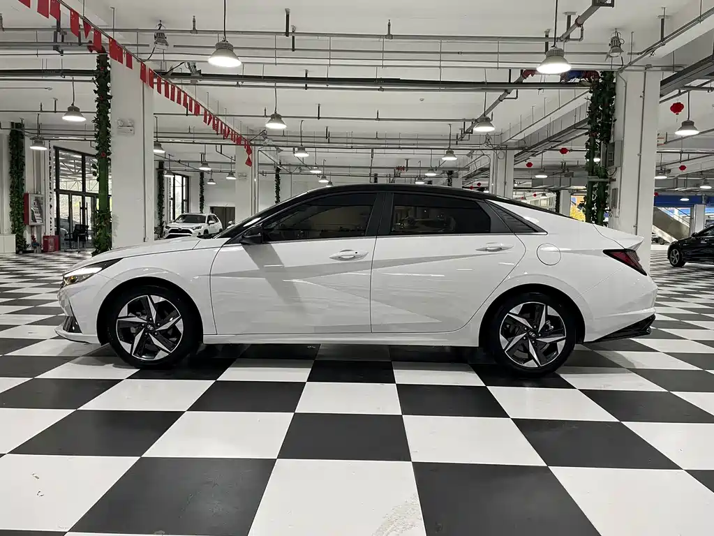 Hyundai Elantra 2022