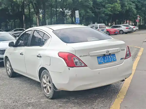 Nissan Sunny 2012