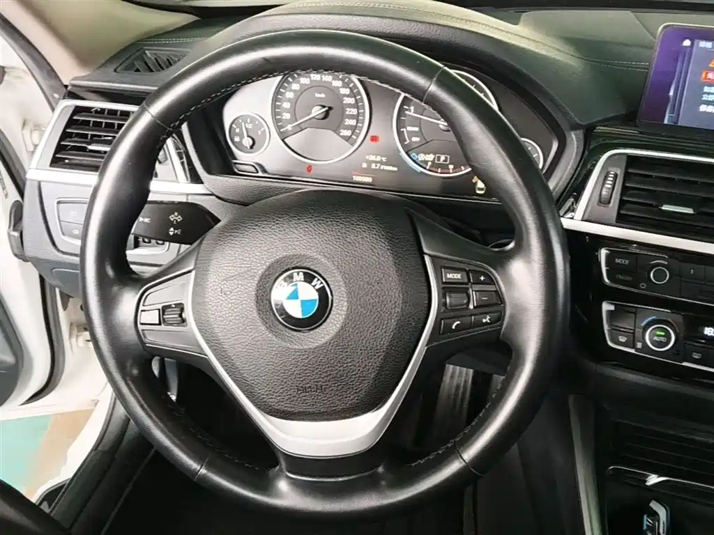 BMW 3 Series 2019 — фото 11