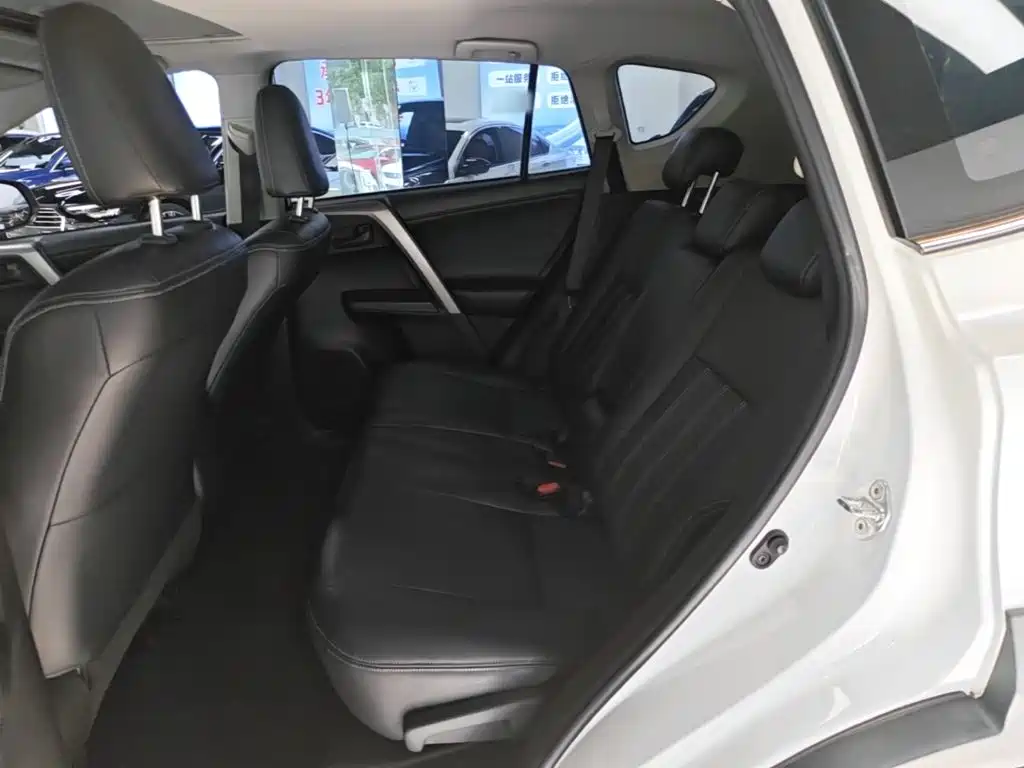 Toyota RAV4 2019 — фото 17