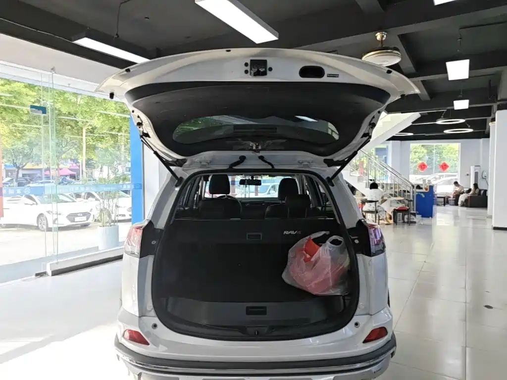 Toyota RAV4 2019 — фото 19