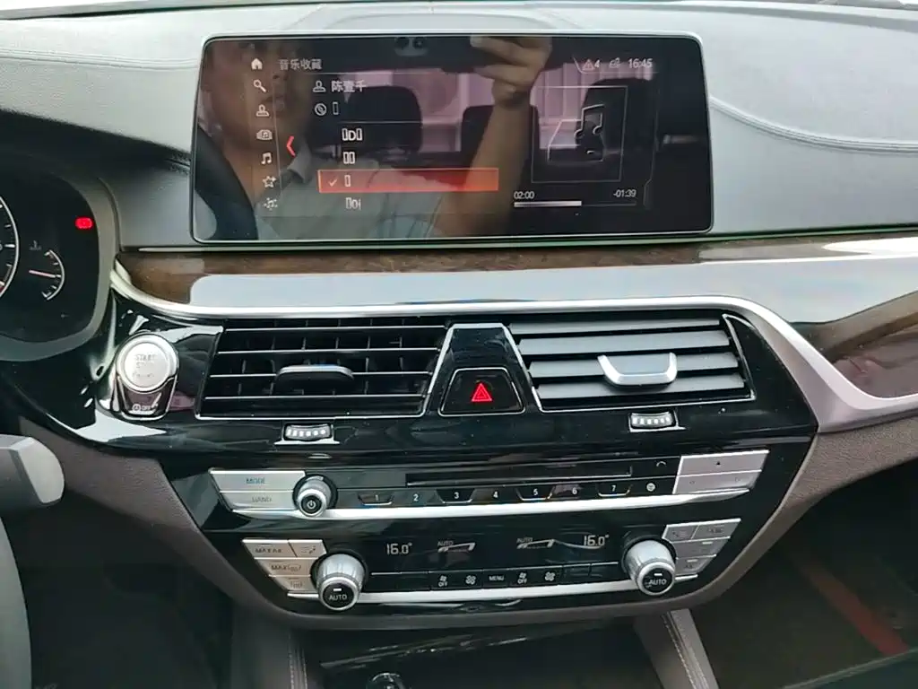 BMW 5 Series 2019 — фото 13