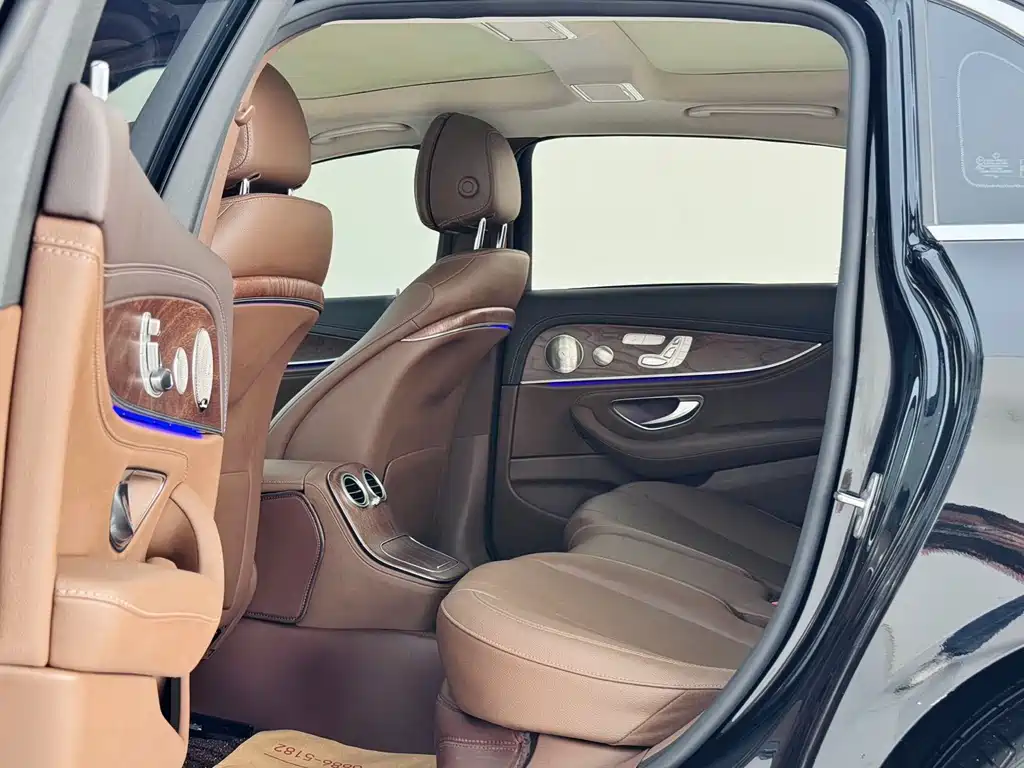 Mercedes-Benz E-Class 2023 — фото 6