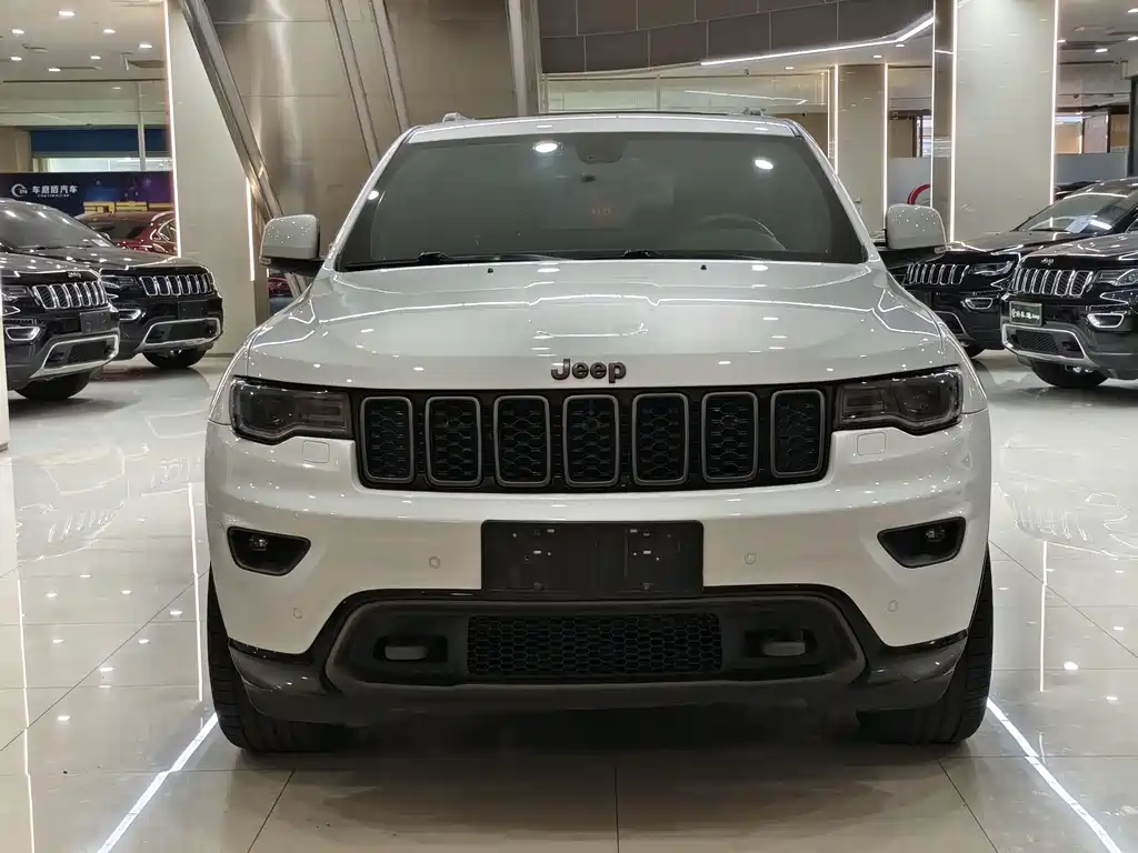 Jeep Grand Cherokee 2017 — фото 2