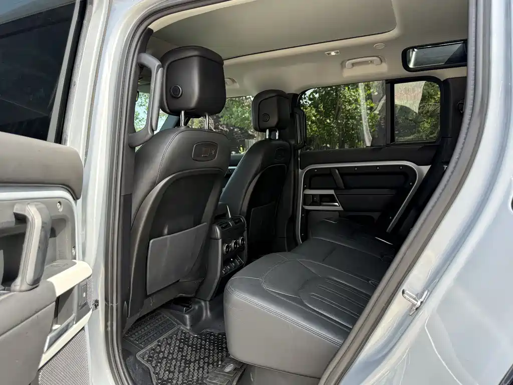 Land Rover Defender 2021 — фото 10