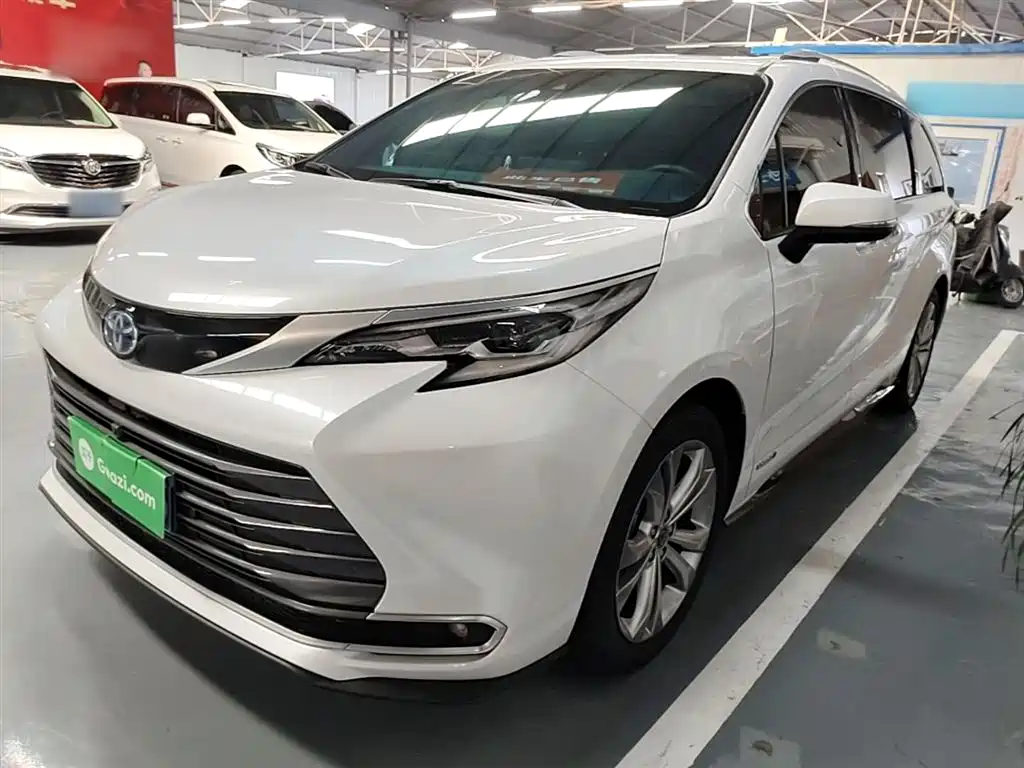 Toyota Sienna 2023 — фото 1