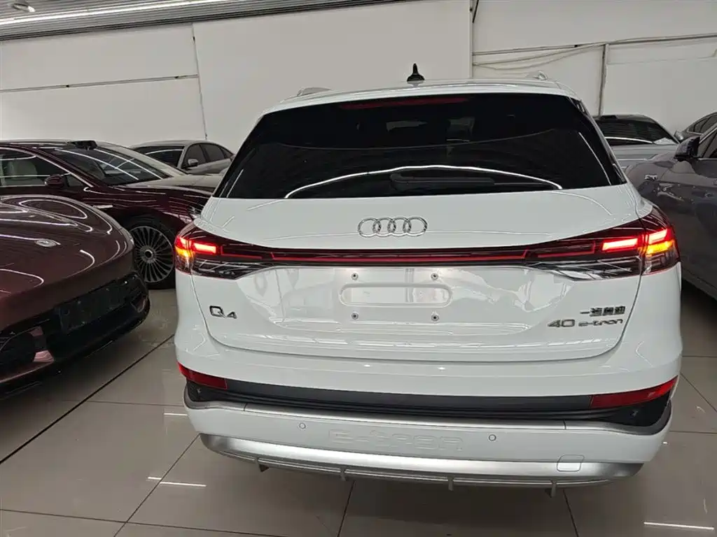 Audi Q4 e-tron 2023 — фото 6