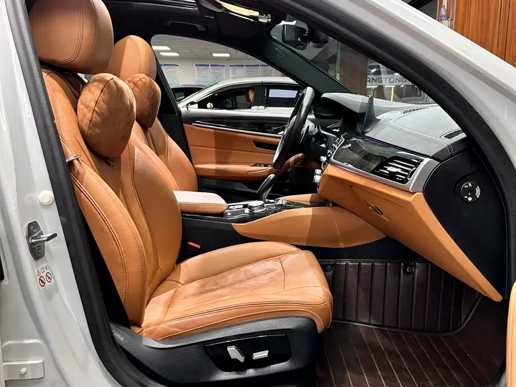 BMW 5 Series 2019 — фото 21