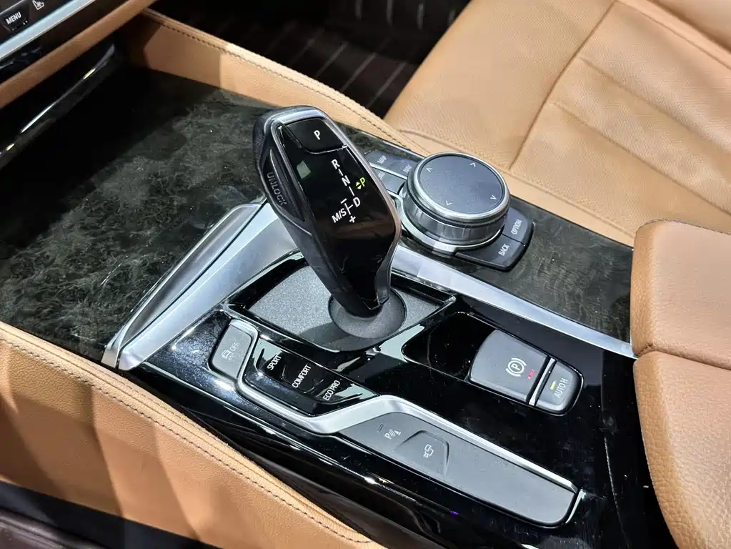 BMW 5 Series 2019 — фото 16