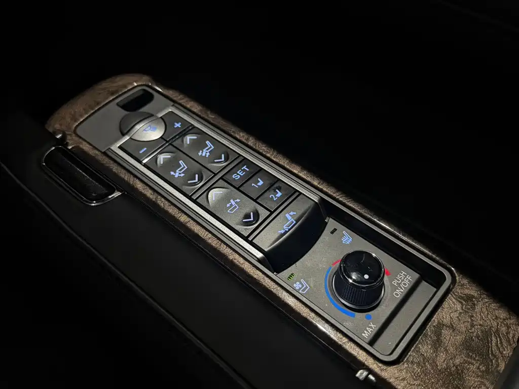 Toyota Alphard 2018 — фото 16