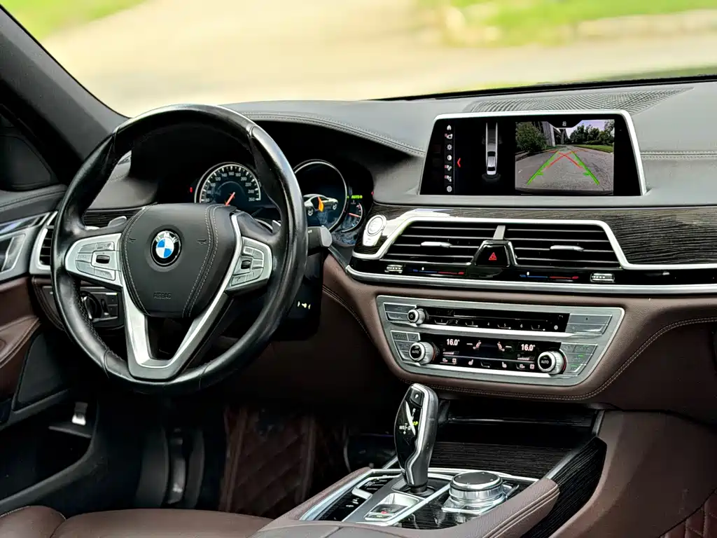 BMW 7 Series 2017 — фото 11