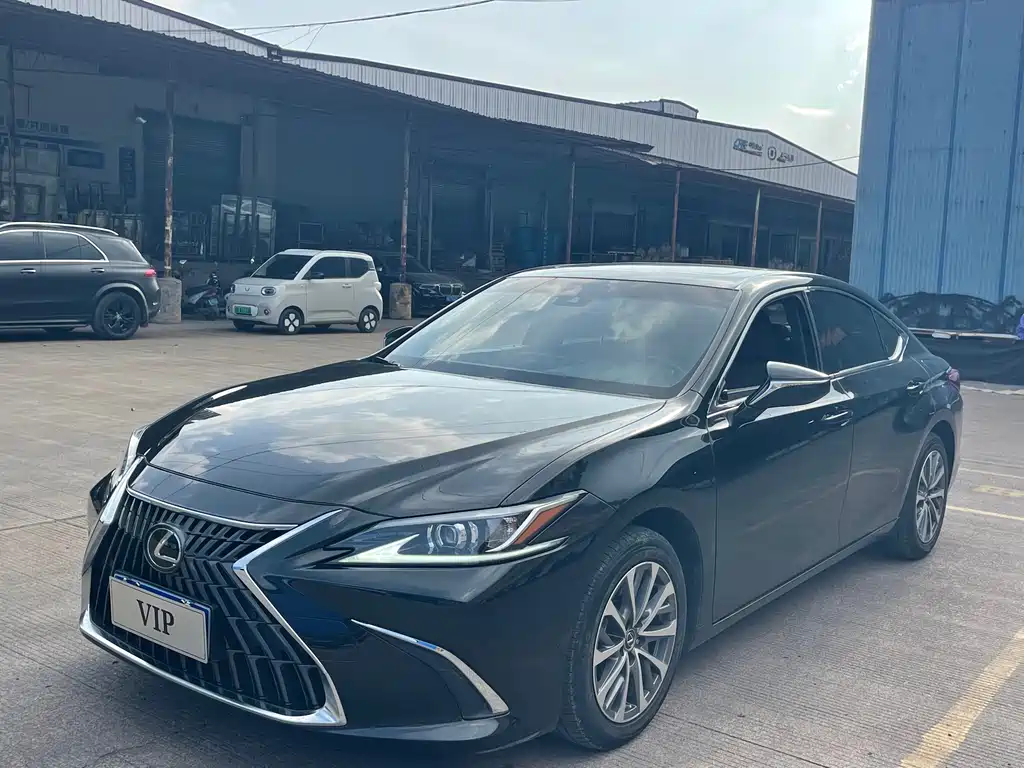 Lexus ES 2023 — фото 1