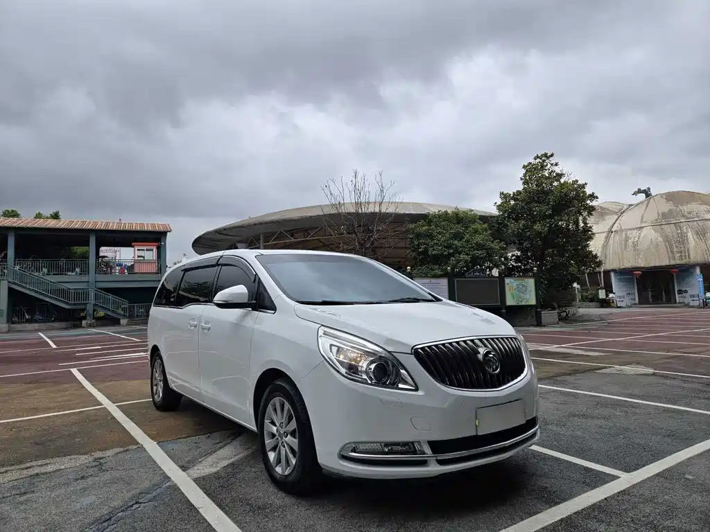 Buick GL8 2015 — фото 1