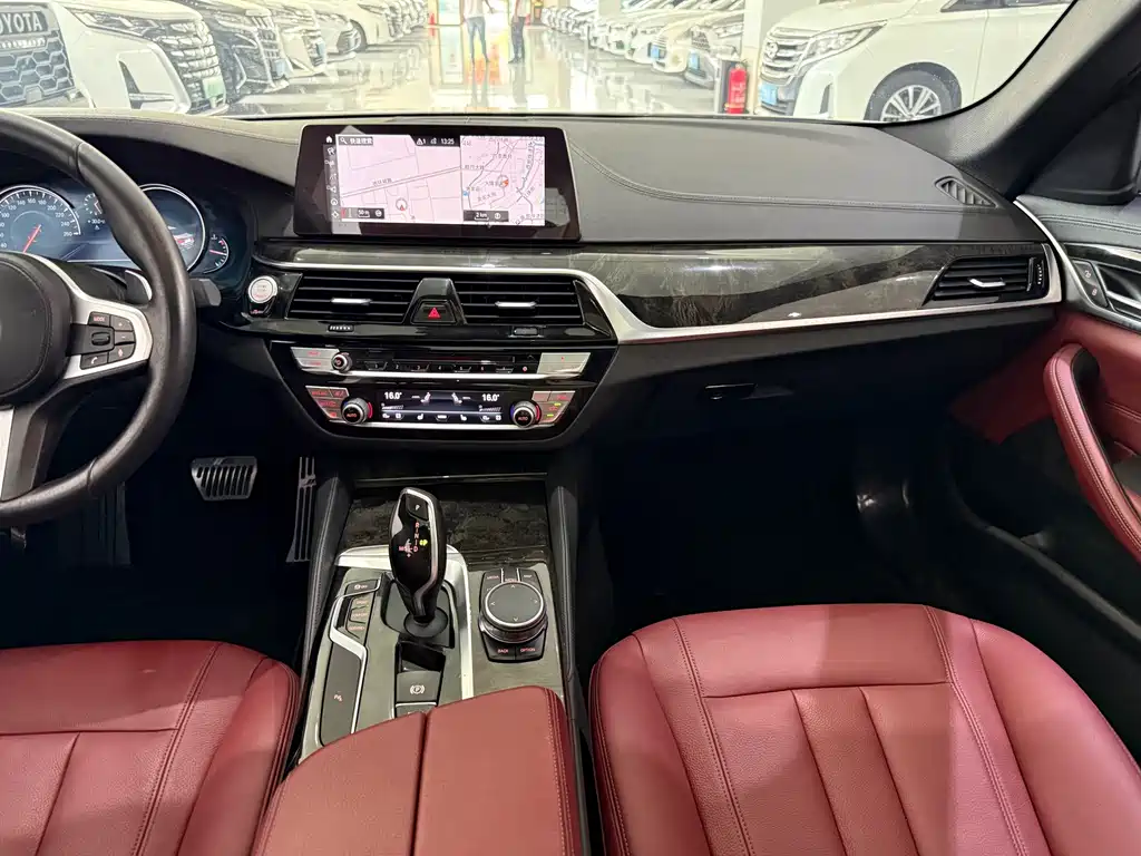 BMW 5 Series 2018 — фото 15