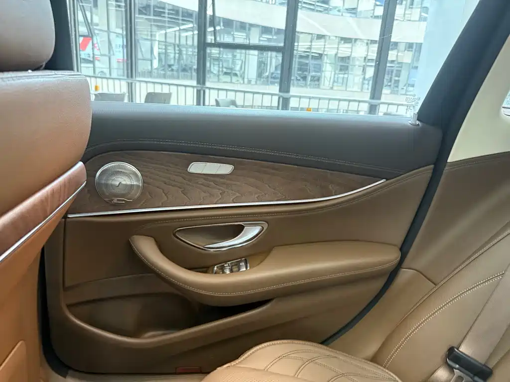 Mercedes-Benz E-Class 2023 — фото 10