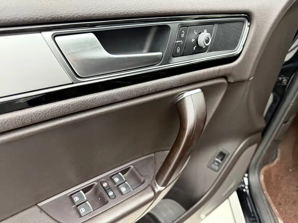Volkswagen Touareg 2017 — фото 12