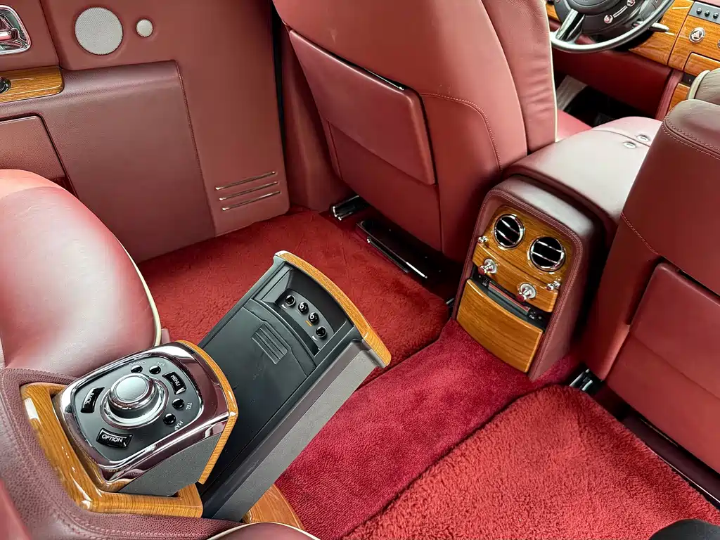 Rolls-Royce Phantom 2015 — фото 30