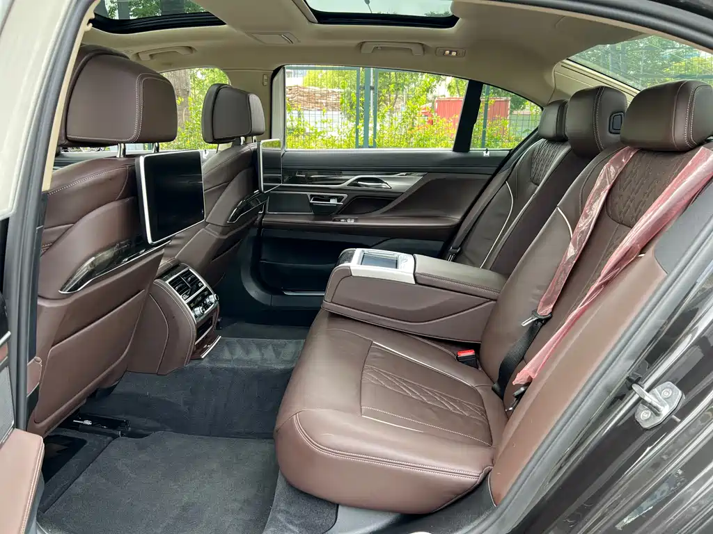 BMW 7 Series 2017 — фото 14