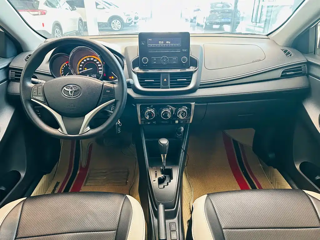 Toyota Yaris L 2022 — фото 9