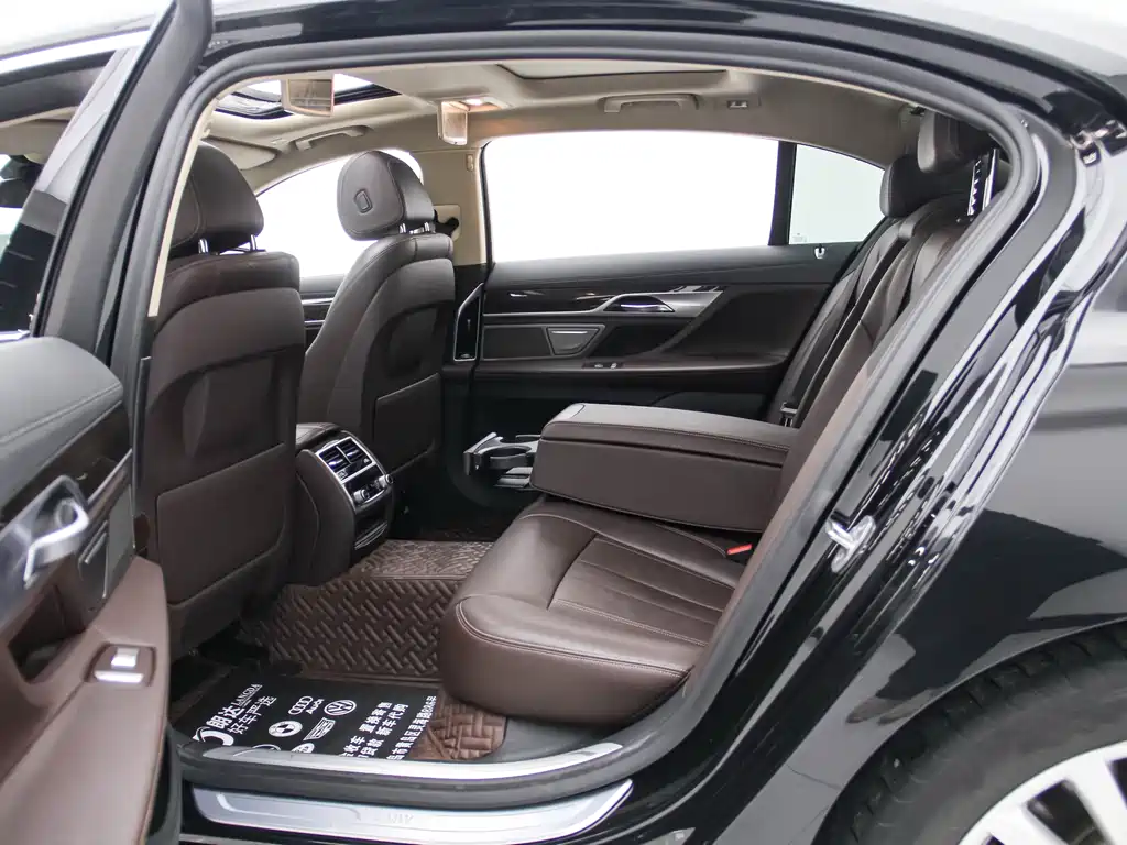 BMW 7 Series 2018 — фото 13