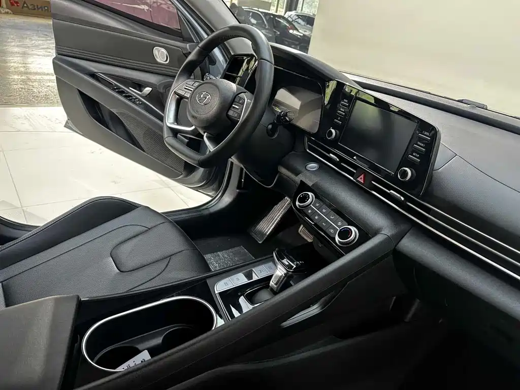 Hyundai Elantra 2023 — фото 23